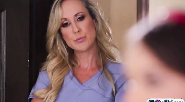 Busty stepmom Brandi sitting on Uma face