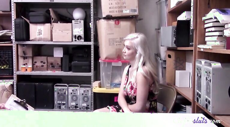 BLONDE THEIF NEVER GETS TIRED OF FUCKING JAILER