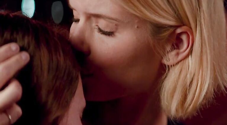 Kate Mara & Ellen Page - Nude Topless Lesbian Movie Sex Scene